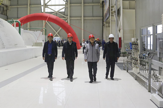 华体会(中国)副总经理吴新宇、翟武汉及项目部领导在汽机运转平台参观