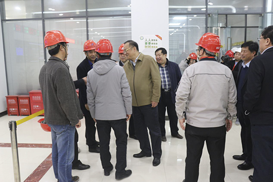 濮阳市副市长黄守玺与华体会(中国)副总经理吴新宇、翟武汉在现场交谈