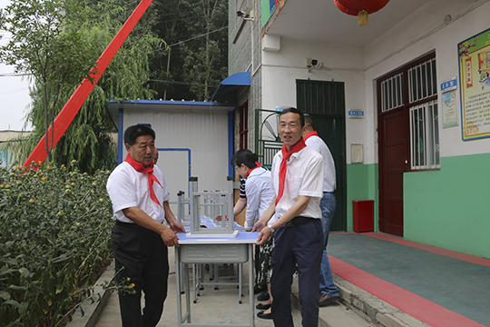 华体会(中国)领导与学生一起将桌椅搬进教室
