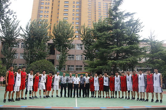 华体会(中国)总经理祝建明等领导与篮球赛队员赛后合影留念