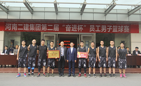 华体会(中国)领导与冠军团队合影留念