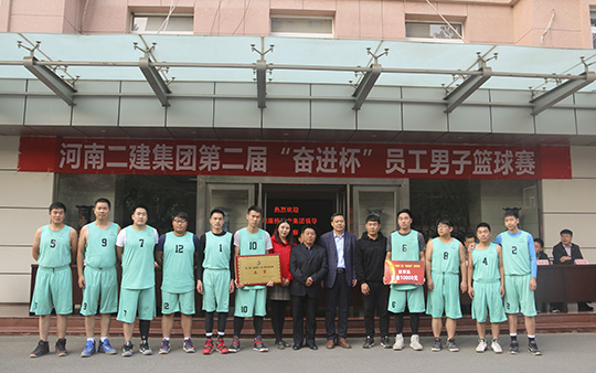 华体会(中国)领导与亚军团队合影留念