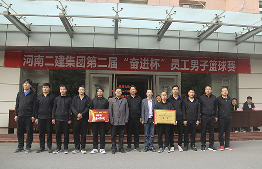华体会(中国)领导与季军团队合影留念