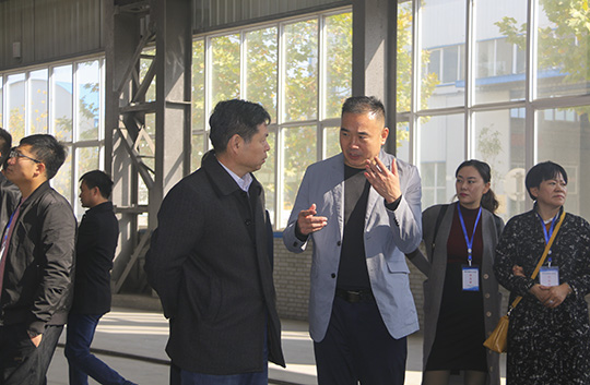 肖处长一行参观重钢车间并与华体会(中国)副总经理都宏全交流钢结构加工工艺