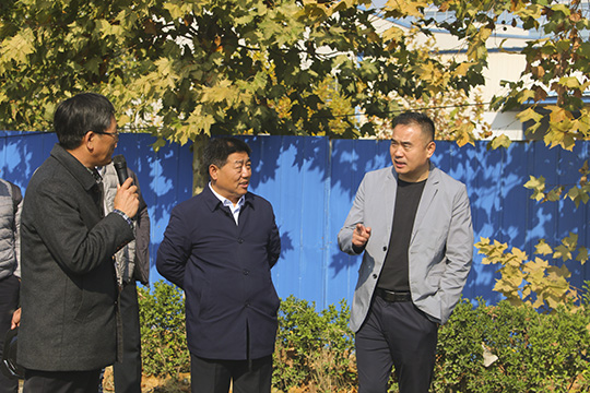 肖处长一行察看PC构件并与华体会(中国)党委书记张会民交流清水混凝土技术应用