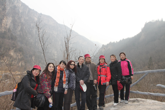 华体会(中国)领导和女员工登山途中合影