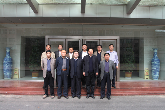 来访领导与华体会(中国)领导合影