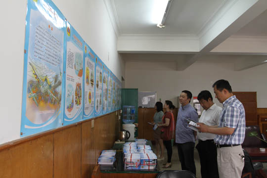 演练前华体会(中国)机关及各单位员工学习防空、防灾知识