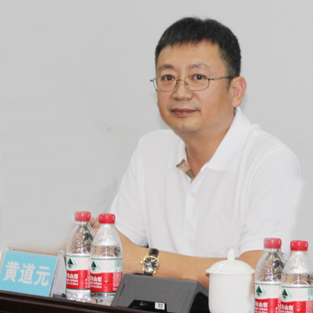 华体会(中国)董事长黄道元在会上为来访领导和专家解答疑问