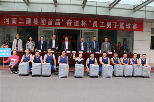 华体会(中国)领导与冠军团队合影留念