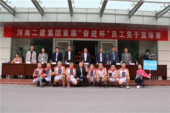 华体会(中国)领导与冠军团队合影留念