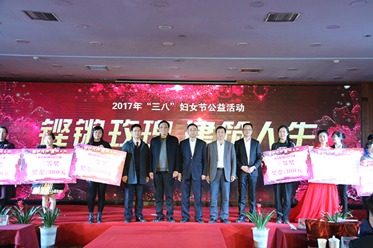 华体会(中国)总经理祝建明与其他领导为获奖演员颁奖并合影