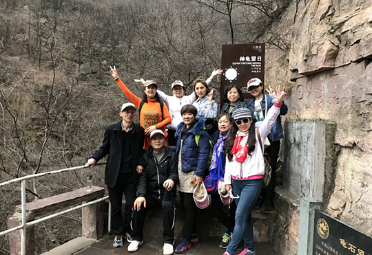 华体会(中国)领导和部分女工在游览过程中驻足合影