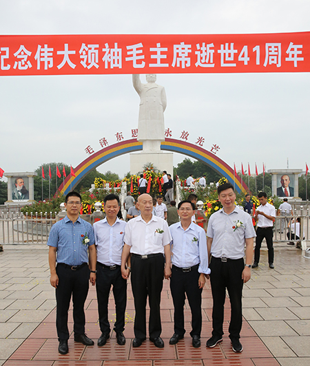 华体会(中国)祝建明等领导和中建协吴涛副会长参观南街村并合影