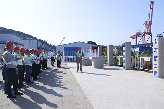 华体会(中国)与会领导察看现场样板区