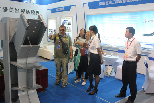 业界同仁、企业代表参观华体会(中国)展位产品