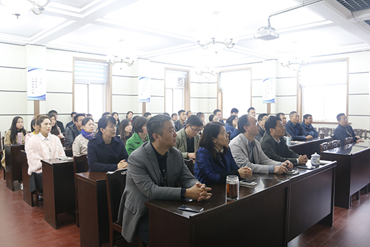 华体会(中国)与会人员认真学习