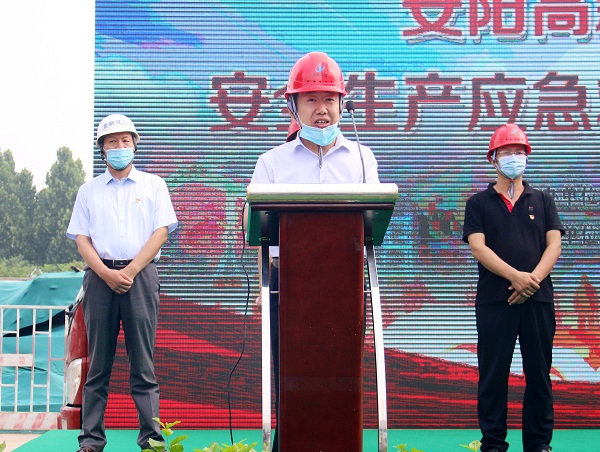华体会(中国)副总经理闫龙广代表公司作先进典型发言.JPG