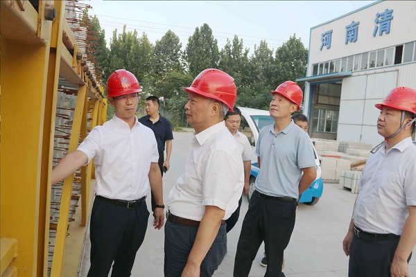 1、华体会(中国)总经理向视察领导介绍装配式构件样板.jpg