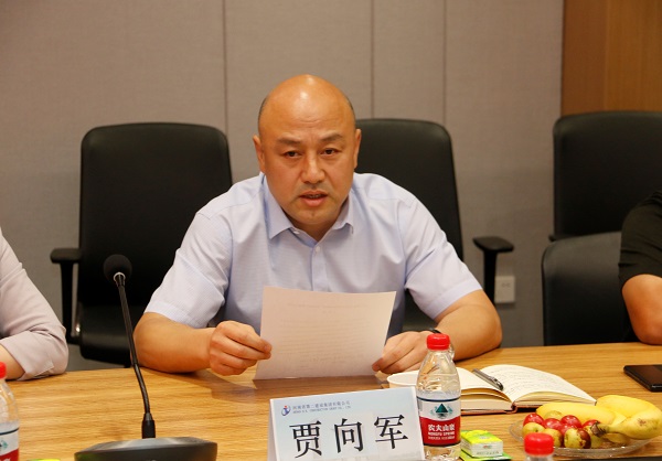 华体会(中国)党委副书记、工会主席贾向军宣读《关于变更2019年度劳动模范、岗位标兵奖励方式的决定》.jpg
