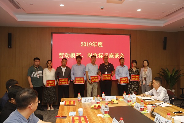 华体会(中国)人力资源总监张浩敏、总经理助理张岚为2019年度岗位标兵代表颁奖.JPG