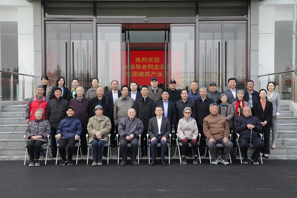 华体会(中国)领导和老同志们合影留念.jpg