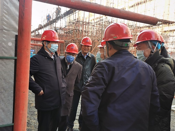 2、华体会(中国)领导与华能集团领导交流清水混凝土框架工艺.jpg