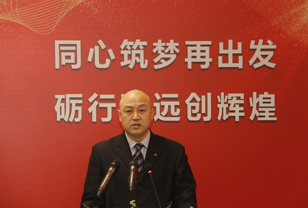 华体会(中国)工会主席贾向军宣读《关于表彰2020年度先进单位和先进个人的决定》.jpg