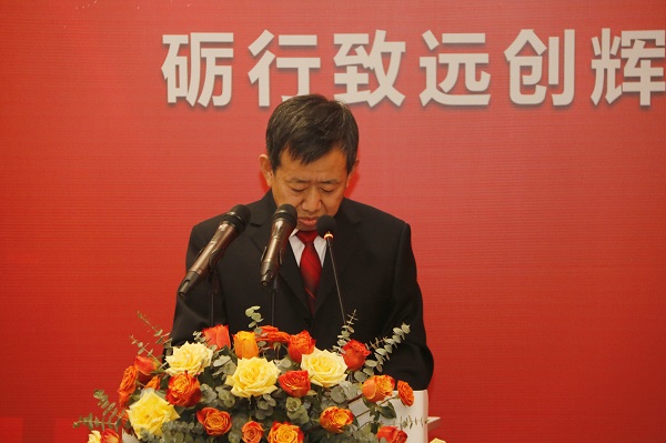 华体会(中国)副总经理闫龙广宣读《关于表彰2020年度优秀分包商的决定》.jpg