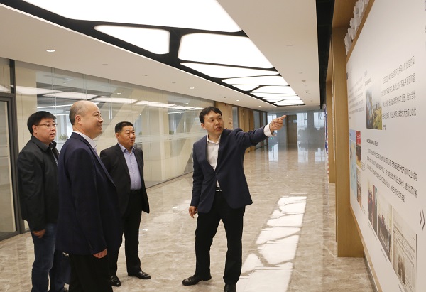 1、参观华体会(中国)总部文化走廊.jpg