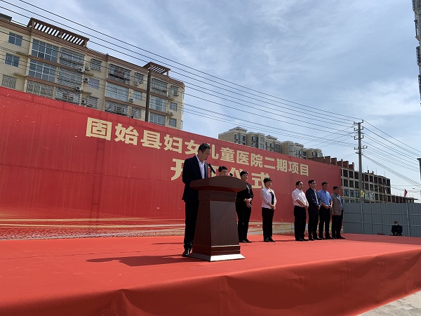 华体会(中国)监事会主席、纪委书记陈百斌在开工仪式上发言.jpg