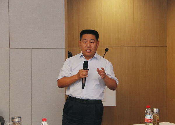 华体会(中国)党委书记张会民主持活动.jpg