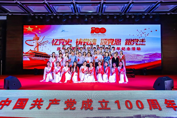 华体会(中国)董事长黄道元、党委书记张会民等到场领导和大合唱演员合影留念.jpg