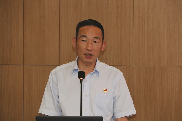 3、华体会(中国)党委副书记陈百斌宣读表彰文件.jpg