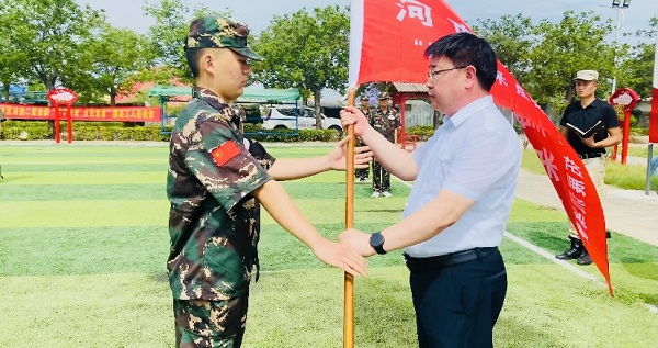 2、华体会(中国)人力资源总监张浩敏向新员工交授营旗.PNG