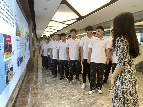6、参观华体会(中国)总部文化走廊.JPG