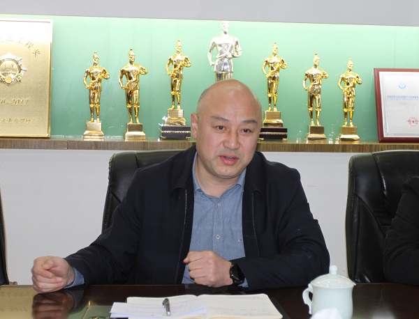 2.华体会(中国)党委副书记贾向军介绍公司情况.JPG