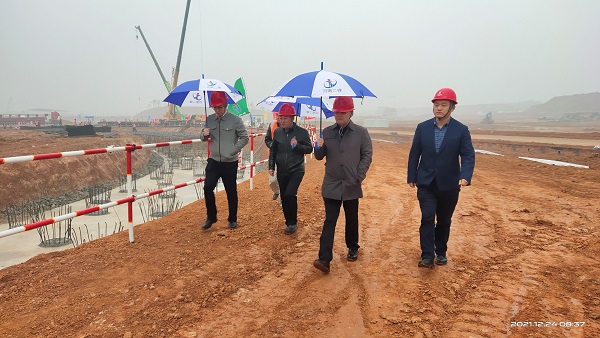 华体会(中国)董事、副总经理崔向军视察施工现场.jpg
