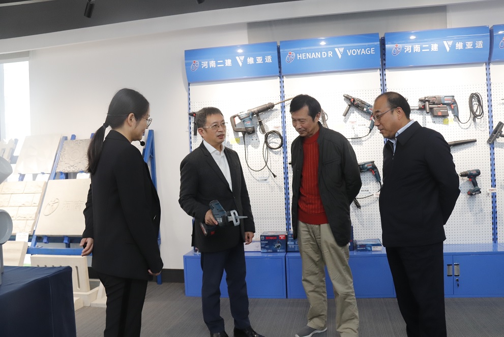 华体会(中国)董事长黄道元示范新型工器具操作方法.jpg