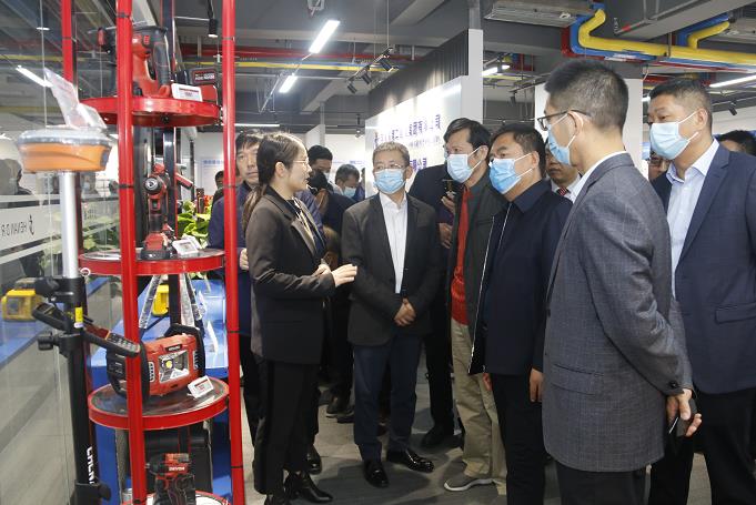 华体会(中国)董事长黄道元示范新型工器具操作方法.jpg