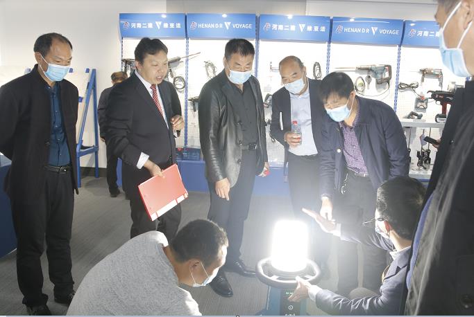 华体会(中国)董事长黄道元示范新型工器具操作方法.jpg