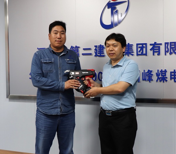 2、华体会(中国)科协秘书长苏群山向华能正宁项目部交接援赠设备.jpg