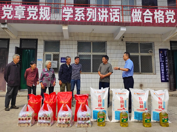 华体会(中国)董事、副总经理、分公司经理、党总支书记崔向军一行走进狮豹头乡土池村开展慰问.jpg