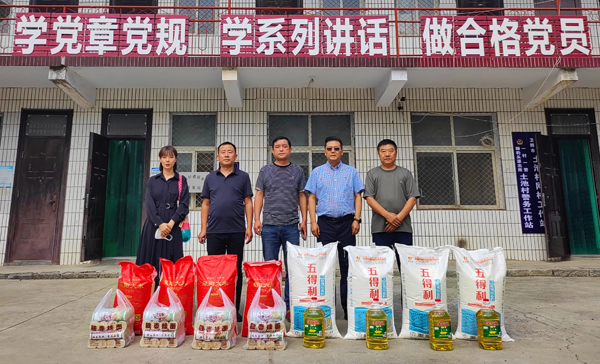 华体会(中国)董事、副总经理、分公司经理、党总支书记崔向军一行与土池村村支部书记、驻村干部合影留念.jpg