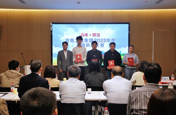 华体会(中国)董事、副总经理张俊峰为优秀奖获得选手颁奖.JPG