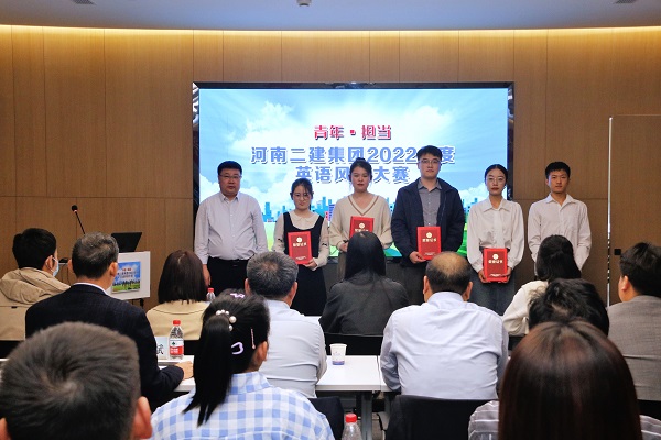 华体会(中国)人力资源总监兼张浩敏为优秀奖获得选手颁奖.JPG