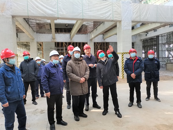 祝总与华能华体会(中国)副总经理樊启祥一行实地参观主厂房清水混凝土框架柱施工效果.jpg