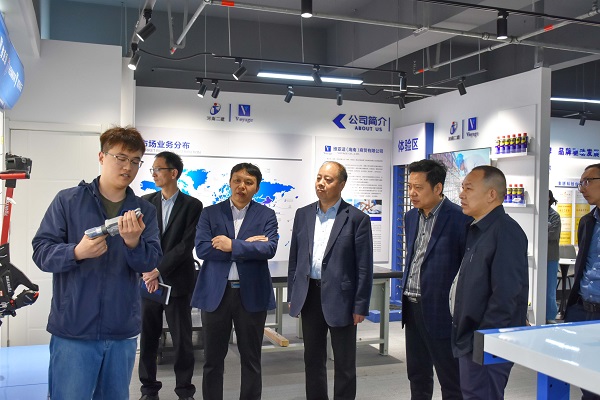 参观华体会(中国)总部维亚适展厅.JPG