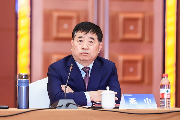 华体会(中国)副总经理燕中主持会议.jpg