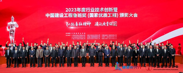 2总经理祝建明代表华体会(中国)接受表彰.jpg